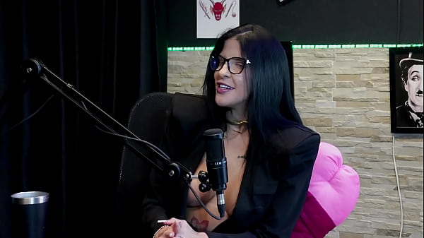 Play MP4 - Nunca transou na mesa de sinuca&comma; o cliente gostava de um fio terra&comma; deu a buceta no avi&atilde;o&comma; e chegou a receber 23 buqu&ecirc;s de flores&comma; mas&period;&period;&period; - Leticia Braga &lpar;WATCH ON&colon; SHEER&sol;RED&rpar;