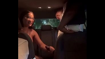 Nonton Noivo Corno Pede Pra Trocar De Lugar O Motorista De Uber Pra Ver Sua Mulher Sendo Fodida Por Um Neg&atilde;o De Verdade thumbnail
