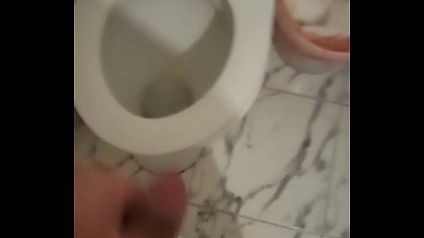 Волосатый горячий гей дрочит свой писюн на камеру! 