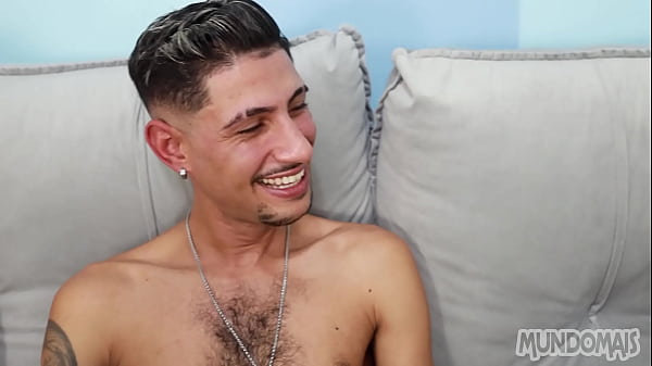 Play MP4 - Sentando nos 23 cent&iacute;metros de piroca do meu amigo&excl;