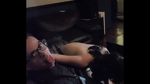 Tengo_video llamada con mi amiga y en_eso me empiezan_a tocar_y veo como se cogen a miprima