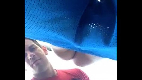 Macho dotado de camiseta vermelha mandando ver no passivo branquelo 