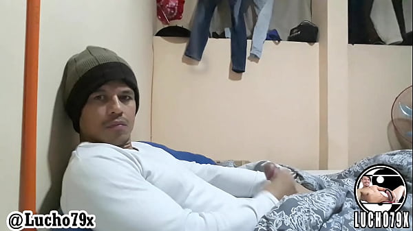 lucho79x  Me hago una sabrosa paja en la cama descargando mucha leche 