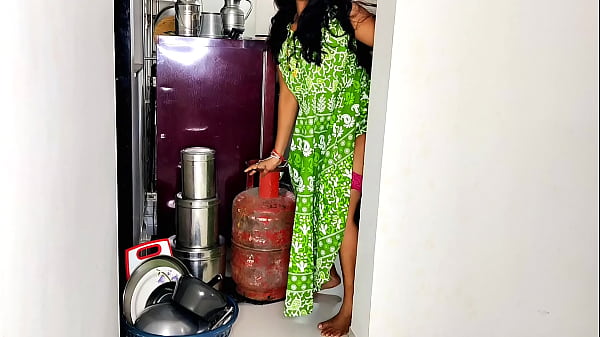 घर पर कोई नहीं है ना नहीं तो मेरी पिटाई कर डाली गई थी 