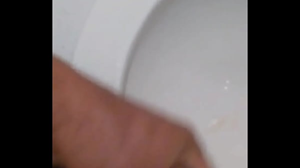 Madurito tirando leche 