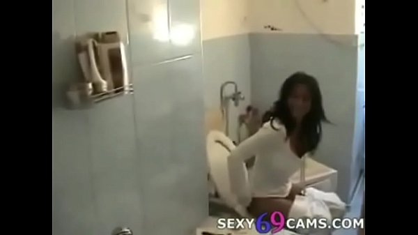 Hot Euro Brunette Giving BJ InToilet_حار اليورو امرأة سمراء إعطاء بج في مرحاض
