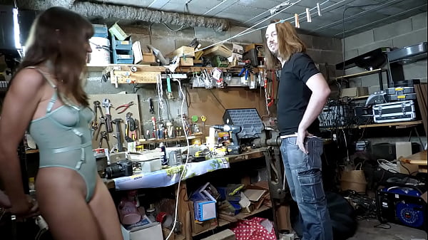 Play MP4 - Youpi&comma; le m&eacute;canicien a r&eacute;par&eacute; mon strapon &excl; Je peux donc me faire baiser par &period;&period;&period;