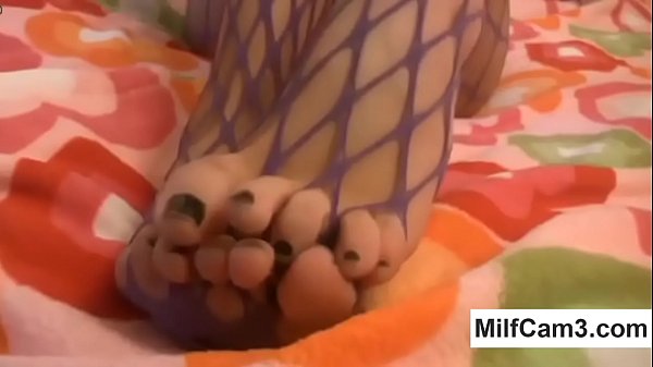 Chick_in fishnets toying her pussy hole