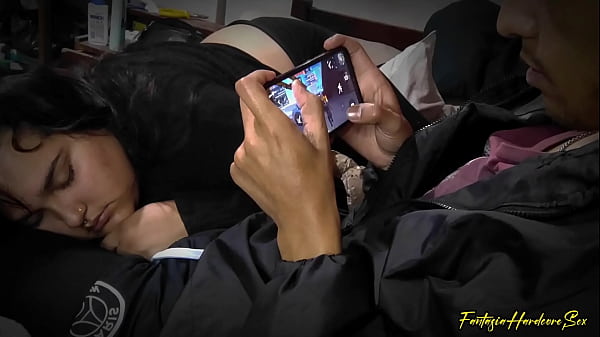 Jugando Videjuegos Con Mi Mejor Amiga Y Me Chupa El Pene Hasta Hacerme Acabar En Sus Gordas Tetas thumbnail