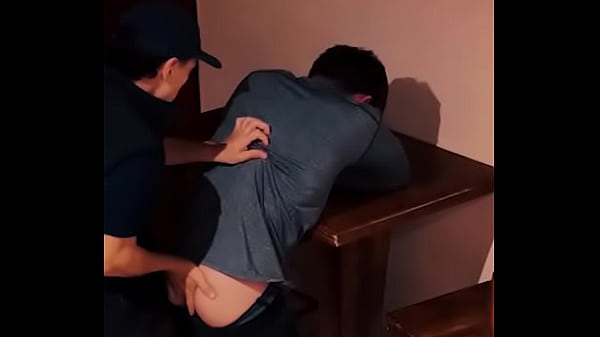 El repartidor de pizza me folla salvajemente cuando le pongo el culo 