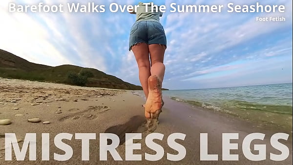 Nonton Barefoot Walks Over The Summer Seashore thumbnail