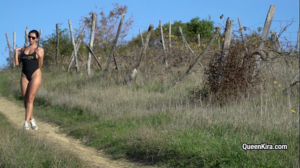 Kira_Queen masturbates outdoor