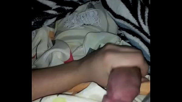 Play MP4 - punhetinha amadora no quarto Gozando gostoso no len&ccedil;ol mesmo