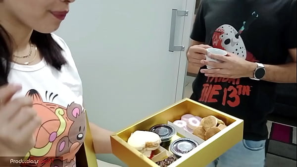 hoy dia de la_mujer lellevo detalle ami madrastra y_ella en_agradecimiento se desnuda me baja el pantalón se mete mi pene en su boca y lo empieza amamar no aguante y la penetre duro