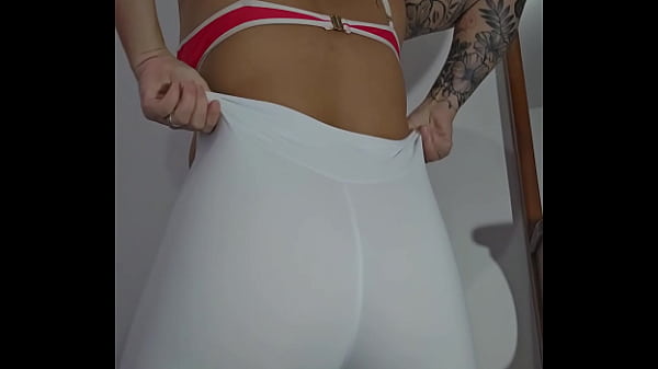 Cliente pediu um v&iacute;deo com shorts branco marcando a calcinha 