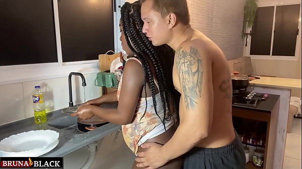 Play MP4 - Novinho gostoso me fudeu e gozou dentro da minha buceta na cozinha enquanto eu lavava a lou&ccedil;a&period;