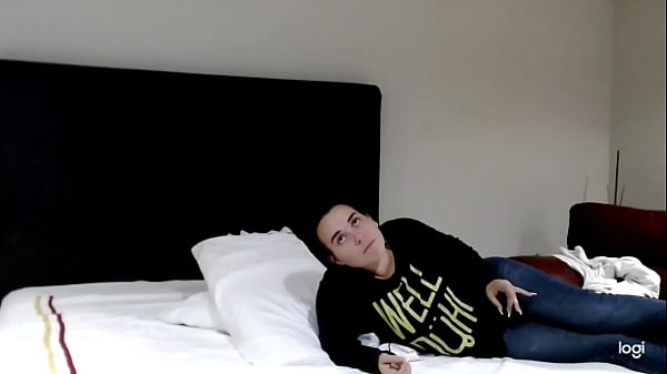 le doy su lechita mietras otro la coje 