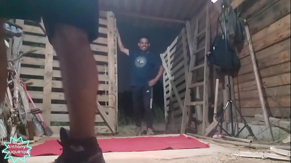 Play MP4 - Peguei meu prim0 de quatro no celeiro