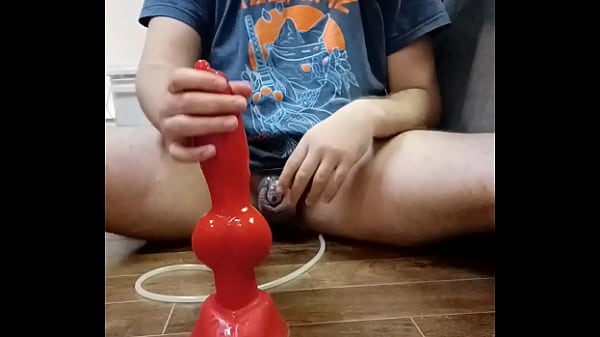 je joue avec mon &eacute;norme dilto et je cum dans ma chastet&eacute; cage 