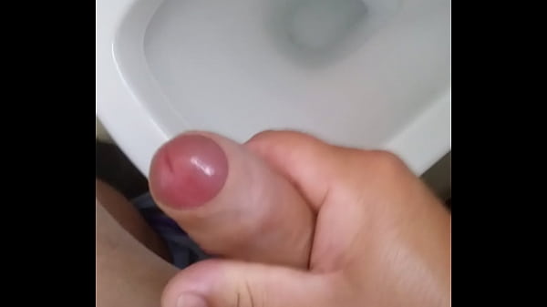 Play MP4 - Punheta com gozada no banheiro do trampo