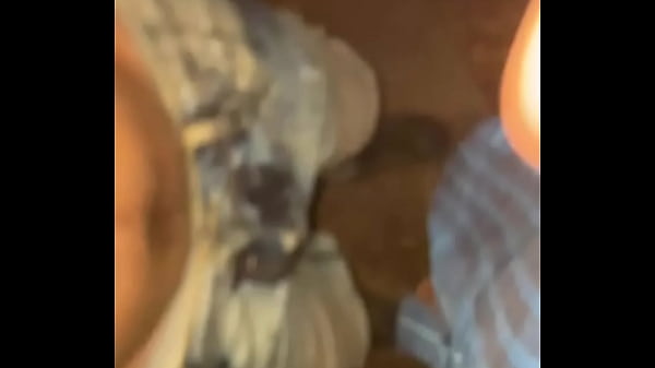 su novia lo espera afuera de la fiesta mientras le mamo la verga 