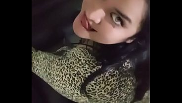 Puta pide verga mientras es penetran su co&ntilde;o mojado