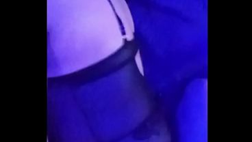 Puta pide verga mientras es penetran su co&ntilde;o mojado