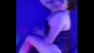 Puta pide verga mientras es penetran su co&ntilde;o mojado