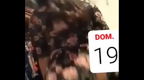 Nalgona moviendo el culo para el novio 