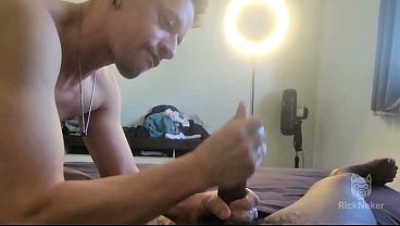 Eu e meu neg&atilde;o do pau grande relaxando um pouco chega meu amigo fazendo um boquete ele e acabou fodendo C&uacute; dos dois at&eacute; gozar (VIDEO COMPLETO NO RED) 
