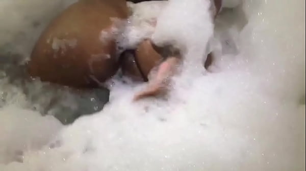 Morena na banheira de espuma sensualizando 