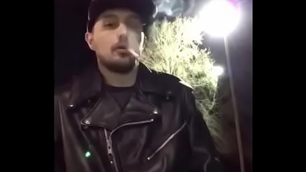 Rauchender biker junge