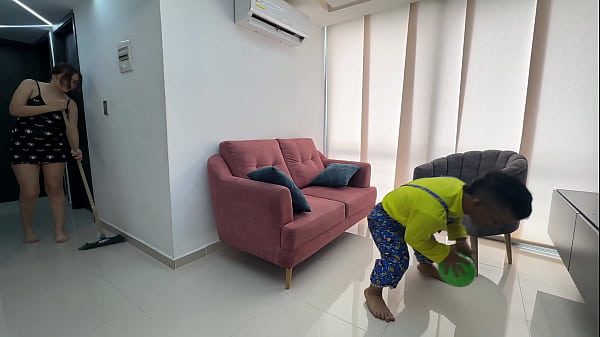 Nonton Mi Peque&ntilde;o Travieso Hermanastro No Me Deja Hacer El Aseo De La Casa Y Como Pretexto Termina Follandome Duro Con Su Enga&ntilde;oso Pene Grande Y Termina Dandome Toda Su Jugosa Y Rica Leche En Mi Apretad Co&ntilde;o thumbnail