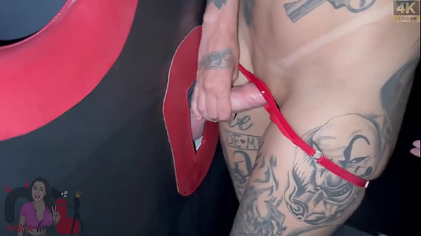 O maior corno do Brasil as vezes come algu&eacute;m, dessa vez foi no GloryHole com a Alerquina! 