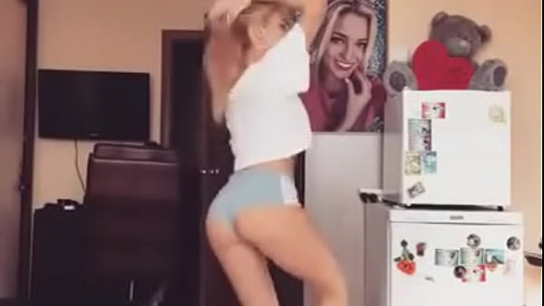 Nonton Bionda Arrapante Balla In Camera thumbnail