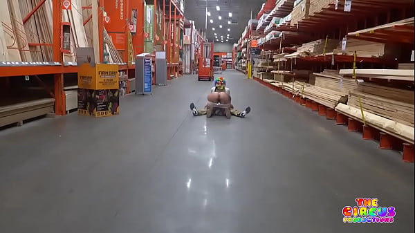 Play MP4 - Clown gets dick sucked in The Home Depot