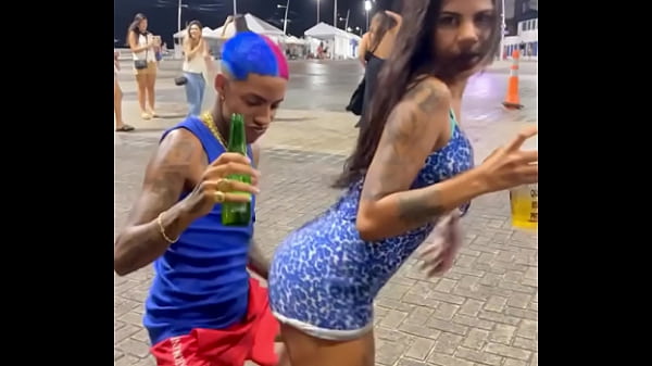 Play MP4 - Grupo de amigos sai pra divertir e acabam fudendo no pelo no meio da rua&period;