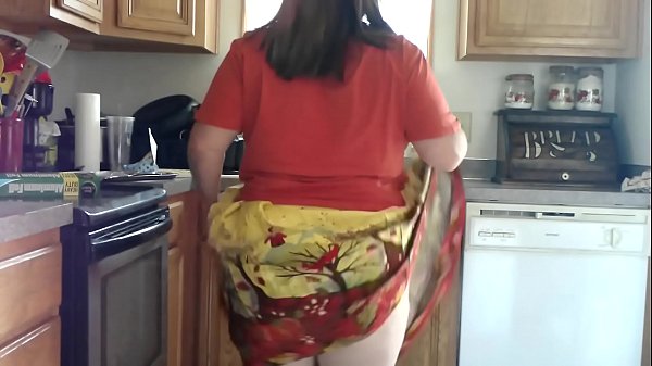 Play MP4 - Sexy BBW Thanksgiving Mom Bakes Cookies