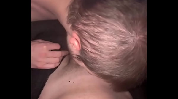 Devant la tv je n&rsquo;ai pas r&eacute;sist&eacute; &agrave; son regard et son envie l&rsquo;ai suc&eacute; avec passion jusqu&rsquo;&agrave; ce qu&rsquo;il expl 