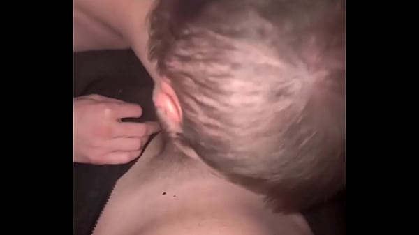 Devant la tv je n&rsquo;ai pas r&eacute;sist&eacute; &agrave; son regard et son envie l&rsquo;ai suc&eacute; avec passion jusqu&rsquo;&agrave; ce qu&rsquo;il expl 