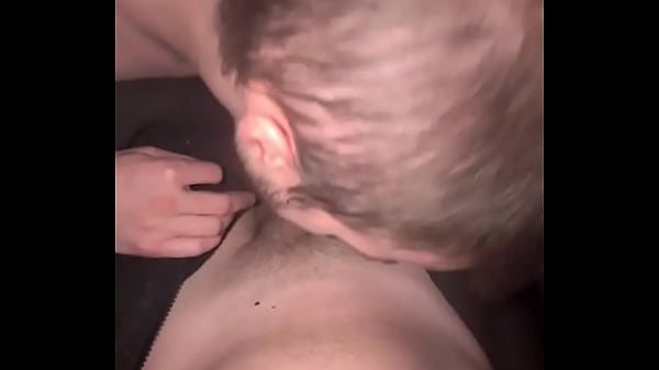 Devant la tv je n&rsquo;ai pas r&eacute;sist&eacute; &agrave; son regard et son envie l&rsquo;ai suc&eacute; avec passion jusqu&rsquo;&agrave; ce qu&rsquo;il expl