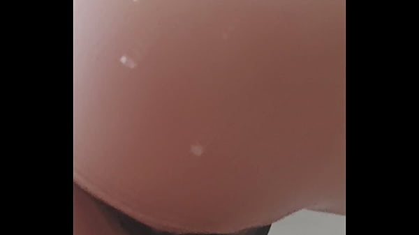 Veve si sprchuje zadeček 