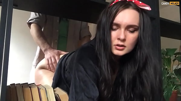 Meia irmã ficou presa e recebeu gozada_na buceta