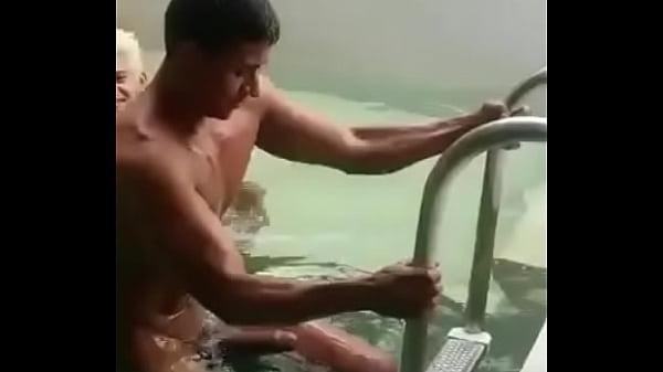 Pauzudo na piscina