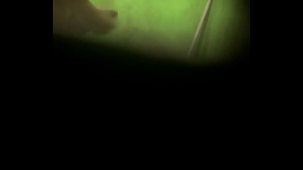 Batendo uma no banheiro de casa