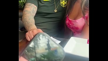 Almo&ccedil;o juntos e despedida quente no carro 