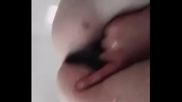 Flaquita se toca en ducha 