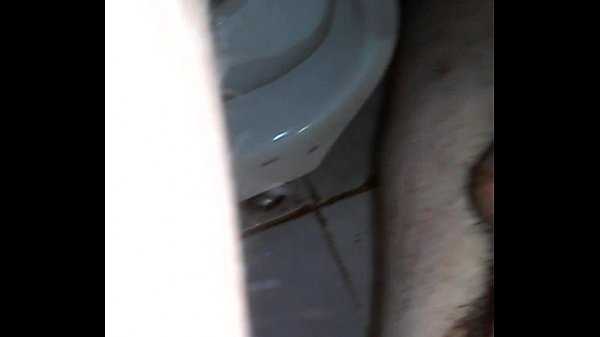 Play MP4 - Gay Dando Pro Macho Dotado no Banheiro