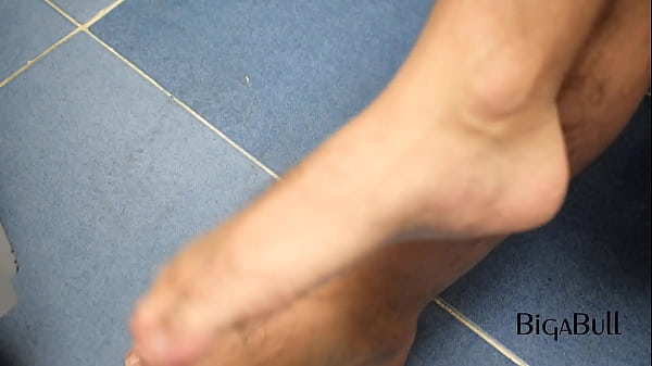 Play MP4 - Very big straight boy feet