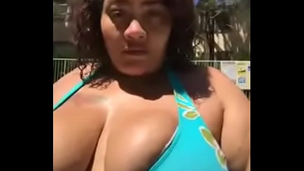 Play MP4 - Busty BBW Teasing In Pool With Bikini On